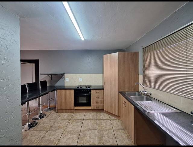 2 BEDROOM TOWNHOUSE FOR SALE IN SONNEVELD